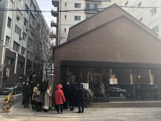 매장 앞에 길게 늘어선 대기 줄. '타르틴 베이커리'는 야외에서 기다리는 고객들에게 핫팩과 따뜻한 커피를 제공하고 있다.