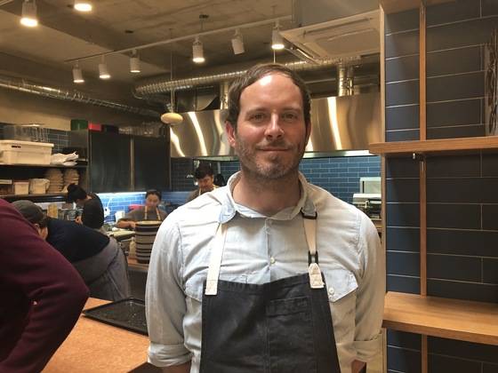 '타르틴 베이커리' 창업자 채드 로버트슨. 개업 첫 주 매장에 직접 상주하며 직원들과 함께 일한다.