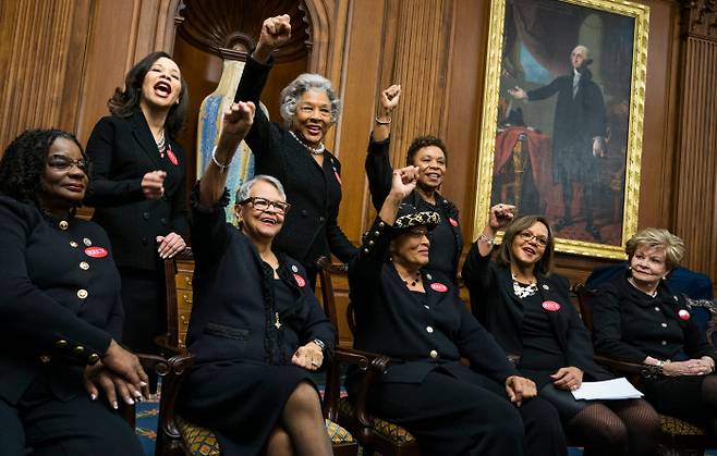 미국 여성 의원들 검은 옷 입고 “미투 지지” 도널드 트럼프 미국 대통령이 30일(현지시간) 취임 후 첫 국정연설을 한 하원 의사당에서 민주당 여성 의원들이 성폭력 피해 고발 캠페인 ‘미투’를 지지하는 취지로 검은색 옷을 입고 있다. 워싱턴 | EPA연합뉴스