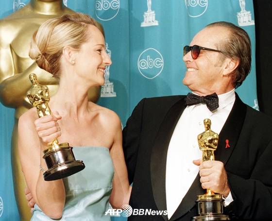 1998년 제 70회 미국 아카데미 시상식 남녀주연상을 수상한 잭 니콜슨(사진 오른쪽)과 헬렌 헌트 /AFPBBNews=뉴스1