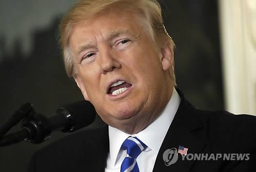 트럼프 "CNN, 미국밖 가짜뉴스 공급원"…CNN "우리 일은 뉴스 보도" (워싱턴DC AP=연합뉴스) 도널드 트럼프(사진) 대통령이 25일(현지시간) '앙숙' CNN을 또다시 비난하고 보수 성향의 폭스뉴스는 치켜세웠다.      트럼프 대통령은 이날 트위터에서 "미국에서는 CNN보다 폭스뉴스가 훨씬 더 중요한데도 미국 밖에서는 CNN 인터내셔널이 여전히 가짜뉴스의 주요 공급원"이라고 말했다. 이에 대해 CNN은 "우리나라를 세계에 아주 형편없이 대표하고 있다"는 트럼프 대통령의 트윗에 홍보팀 명의로 답글을 올려 "우리나라를 세계에 대표하는 것은 CNN이 아니라 당신의 일"이라며 "우리의 일은 뉴스를 보도하는 것"이라고 꼬집었다.       bulls@yna.co.kr