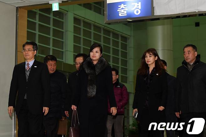 현송월 삼지연관현악단 단장이 이끄는 평창동계올림픽 북한 예술단 사전점검단이 22일 저녁 방남 일정을 마친 뒤 경기 파주 도라산 남북출입사무소(CIQ)를 통해 북으로 돌아가고 있다. 2018.1.22/뉴스1 © News1 (사진공동취재단)