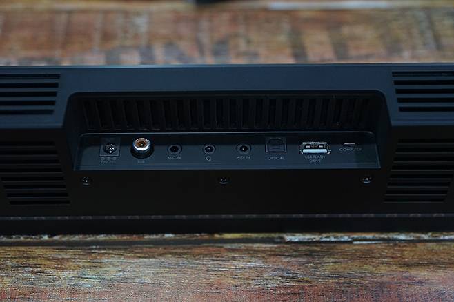 사운드바 후면의 음성 입력 및 출력 단자.