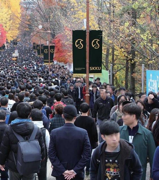 2010년 전후만 해도 입시의 ‘블루칩’은 논술이었다. 지금은 자율연구 활동 등이 포함된 ‘창의적체험활동’이 화두다. 수시논술고사가 치러진 서울의 한 대학교에서 논술을 마친 수험생들이 쏟아져나오고 있다.