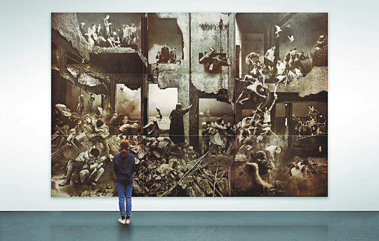 최근 서울 종로구 PKM갤러리에 전시된 조덕현 작가의 신작 ‘꿈꿈’을 한 관람객이 감상하고 있다.  PKM갤러리 제공