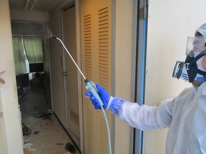 집안에 소독제를 뿌리는 넥스트 직원. /사진=넥스트 홈페이지.