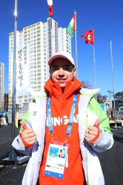 1일 강릉선수촌 국기광장에서 헝가리 국기를 배경으로 포즈를 위한 헝가리 쇼트트랙 대표팀의 샤오앙 류.(강릉=연합뉴스)