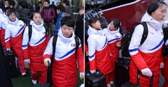 북한 선수단과 응원단, 태권도시범단 등의 평창동계올림픽 참가 관련 시설을 점검하기 위한 북측 선발대와 남북 단일팀에 참가할 북한 여자 아이스하키 선수단이 25일 오전 경의선 CIQ를 통해 입경했다. 북한 여자 아이스하키 선수단이 버스에서 내리고 있다. [사진 공동취재단]