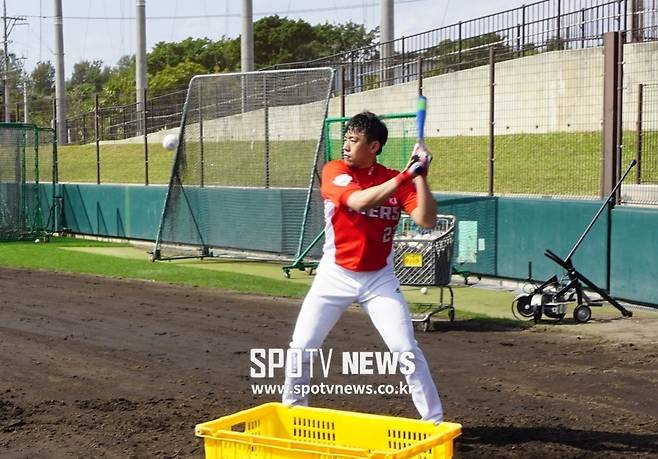 ▲ 들고 치기 훈련을 하고 있는 이명기. ⓒ 오키나와(일본), 박성윤 기자