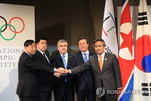 로잔 회담 후 악수하는 손잡은 남북 대표단 [연합뉴스 사진자료]