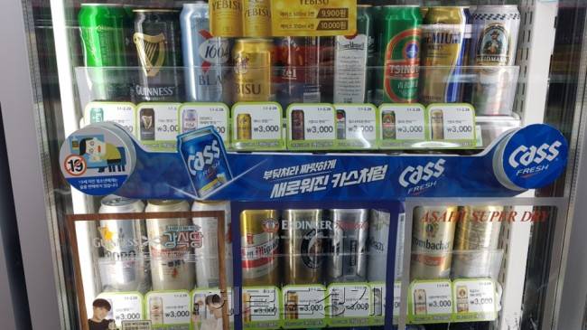 편의점 음료 냉장고에 진열된 맥주 이미지