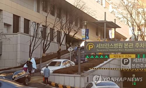 신촌 세브란스 화재로 대피하는 환자들 (서울=연합뉴스) 3일 오전 서울 신촌 세브란스병원 본관 2층에서 불이 나 환자들이 대피하고 있다.     [연합뉴스TV 제공=연합뉴스]      photo@yna.co.kr