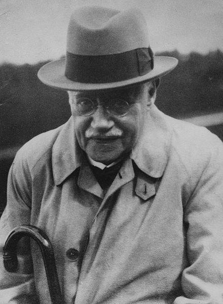 Library of the London School of Economics and Political Science (c1930s). 에드워드 웨스터마크 혹은 에드바르드 베스테르마르크. 그는 ‘인류 혼인의 역사’라는 책에서 인간은 같이 성장한 이성에게 성적 매력을 느끼지 않는다고 주장했다. 참고로 그는 5세 연상의 누나가 있었다.