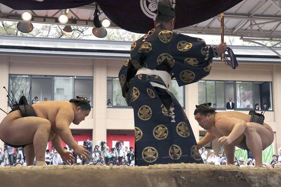스모 선수들이 경기 시작에 앞서 준비 자세를 취하고 있다. [AP=연합뉴스]