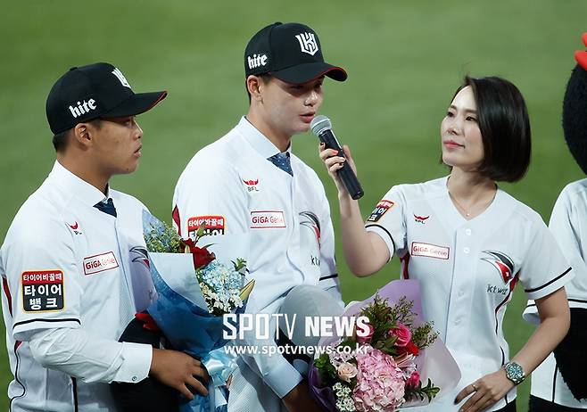 ▲ 김민(가운데)은 지난해 9월 강백호와 함께 수원kt위즈파크에 섰다.