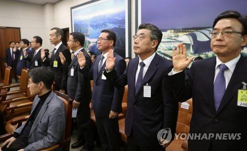 2017년 10월 31일 국회에서 열린 국토교통위원회 종합감사에서 정수현(오른쪽부터) 현대건설 대표이사, 강영국 대림산업 대표이사, 조기행 SK건설 대표이사, 임병용 GS건설 대표이사, 최치훈 삼성물산 대표이사 등이 선서하고 있다.