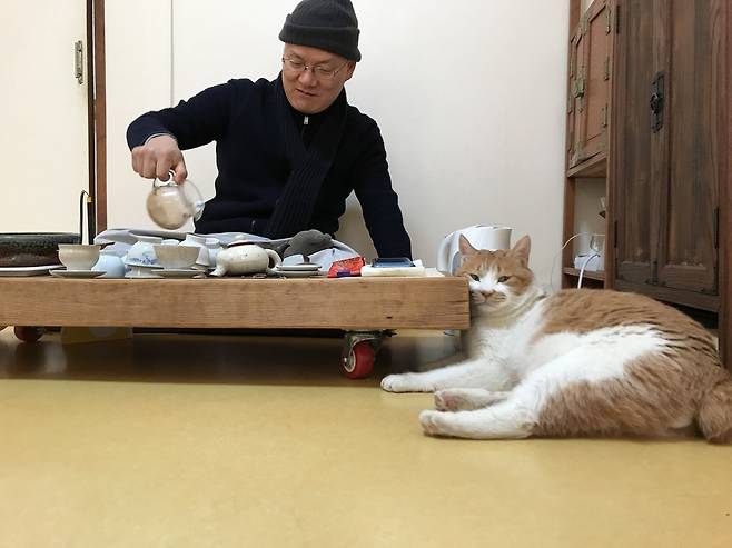 보경 스님이 차를 따르자 ‘냥이’가 말 상대라도 할 듯 곁에 자리를 잡고 앉았다.