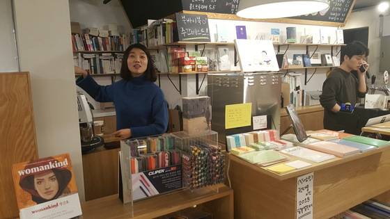 서울 상암동 북바이북 김진아 대표가 고객들로부터 책, 커피 등 음료와 맥주 주문을 받고 있다. 김동호 기자