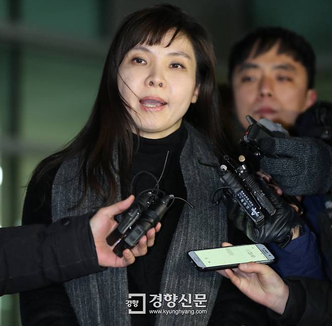 안태근 전 법무부 검찰국장으로부터 성추행 피해를 제기한 서지현 검사가 4일 밤 서울 송파구 동부지검에 설치된 ‘성추행 사건 진상규명 및 피해회복 조사단’에서 조사를 받고 나오며 기자들의 질문에 답하고 있다.  정지윤 기자 color@kyunghyang.com