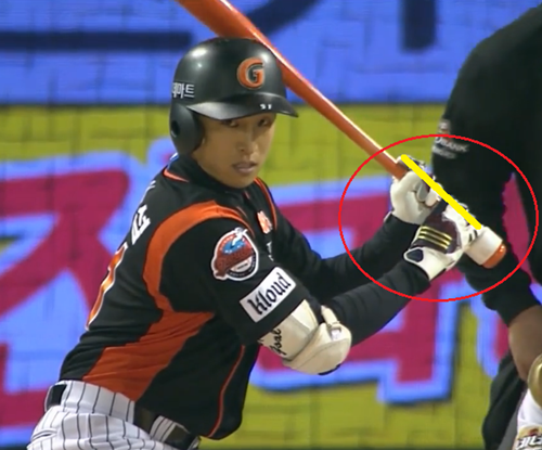 일명 도어 노킹 너클 그립을 잡고 있는 손아섭. 사진캡쳐= SBS스포츠, 베이스볼 S