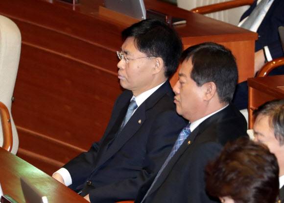 본회의 참석한 최교일 의원 - 자유한국당 최교일 의원(왼쪽)이 1일 국회 본회의에서 김성태 원내대표의 교섭단체 대표연설을 듣고 있다.연합뉴스