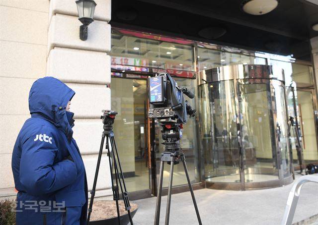 이명박 전 대통령의 검찰 소환이 초읽기에 들어간 것으로  알려진 5일 오후   강남구 삼성동 이 명박 전 대통령의  사무실이 있는 건물 앞에서 취재진이  이 전 대통령을 기다리고 있다. 신상순 선임기자