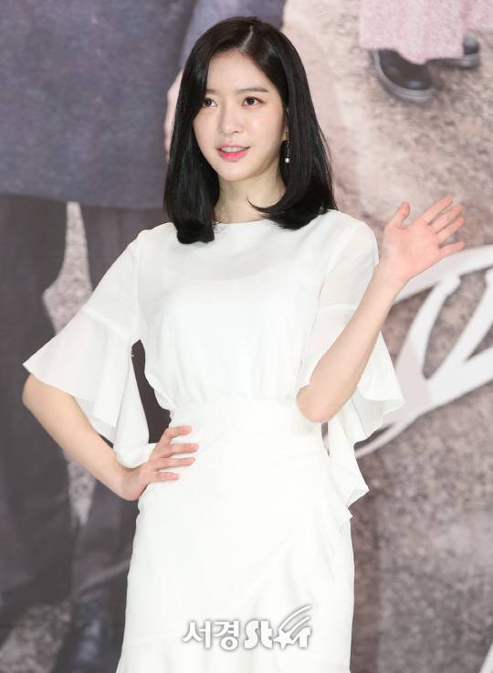 배우 조아영이 6일 오후 서울 영등포구 타임스퀘어 아모리소홀에서 열린 KBS 2TV TV소설 ‘파도야 파도야’ 제작발표회에 참석해 포토타임을 갖고 있다.