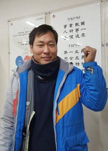 천호동 화재 현장에서 주민을 구한 신재하씨. /택배회사 제공