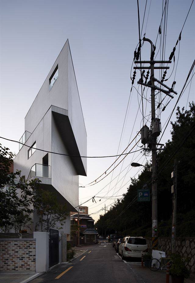 동쪽에서 본 호텔 어라운드. 삼각형의 날카로운 각 때문에 일어나는 착시가 지나가는 이들을 멈춰 세운다. 김용관 건축사진작가 제공