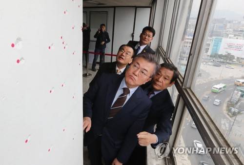 야당 대표 시절 전일빌딩 현장 찾은 문재인 대통령 [연합뉴스 자료사진]