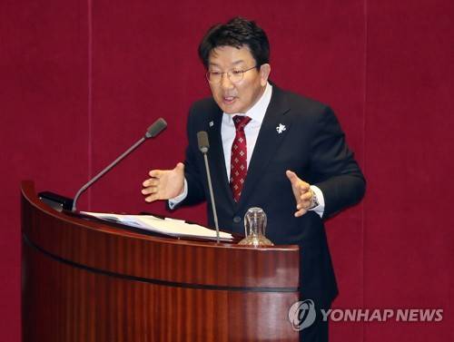 권성동 의원 대정부 질문 (서울=연합뉴스) 김현태 기자 = 7일 오후 국회 본회의장에서 열린 본회의에서 자유한국당 권성동 의원이 대정부 질문을 하고 있다.     mtkht@yna.co.kr