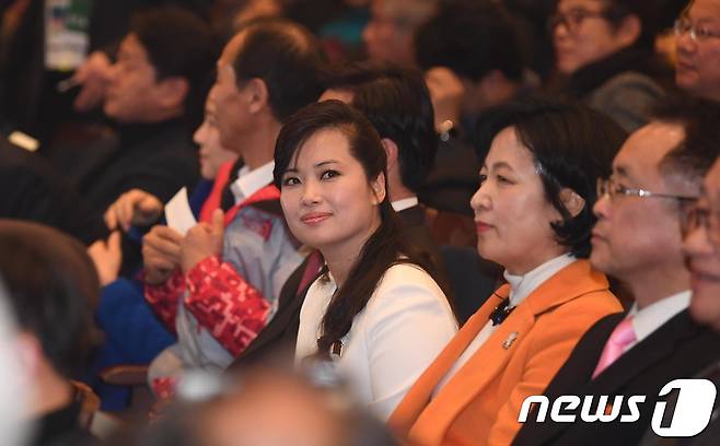 현송월 북한 예술단장(가운데)과 추이매 더불어민주당 대표 등 남북 주요 인사들이 8일 오후 강원 강릉 아트센터에 입장해 북한예술단의 공연을 기다리고 있다. © News1 사진공동취재단