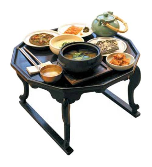 '설후야연'의 소반 차림. 능이탕·가자미 식혜 등의 전통 요리가 1인 1상으로 서비스된다. 엄가람 인턴기자