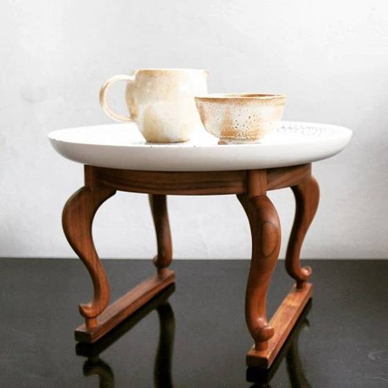 원반에 청화 백자를 덧대 현대적으로 풀어낸 양웅걸 작가의 청화소반.