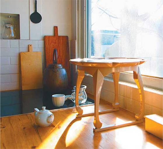소반은 일상에 두었을 때 더 아름답다. 양병용 작가의 작업실 한쪽 부엌에서 사용하는 구족반.