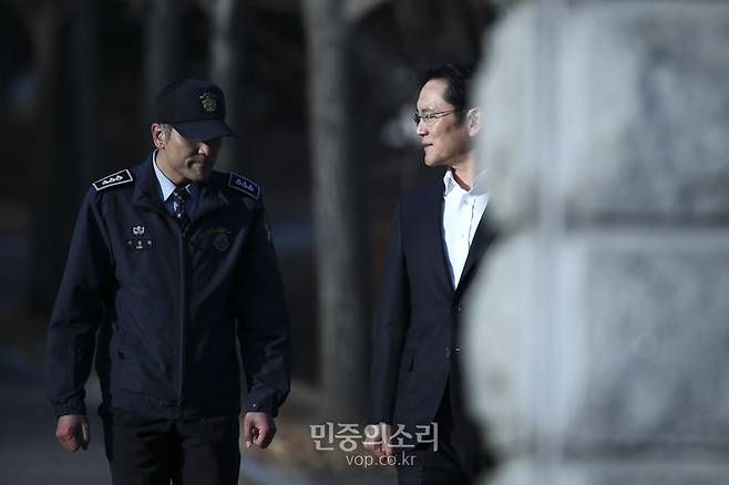 ▲ 항소심에서 징역 2년 6개월에 집행유예 4년을 선고 받은 이재용 삼성전자 부회장이 5일 오후 경기도 의왕시 서울구치소에서 석방되어 구치소를 나서고 있다. 이 부회장은 박근혜 전 대통령과 ‘비선실세’ 최순실씨에게 뇌물을 제공한 혐의로 1심에서 징역 5년을 선고받아 구속 수감중이었다.ⓒ민중의소리