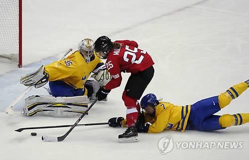 스위스 경계대상 1호인 알리나 뮐러 [EPA=연합뉴스 자료사진] 사진은 2014년 소치 동계올림픽 스위스-스웨덴의 동메달 결정전에서 뮐러의 경기 모습.