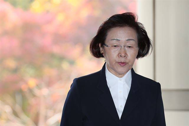 문재인 대통령에 대한 허위사실을 유포한 혐의로 기소된 신연희 강남구청장이 작년 11월3일 서울 서초구 서울중앙지법에서 열린 3차 공판에 출석하기 위해 법정으로 향하고 있다. 연합뉴스