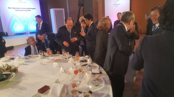 9일 평창올림픽 개막식 사전 리셉션장에 참석한 아베 신조 일본 총리와 김영남 북한 최고인민회의 상임위원장이 대화를 나누고 있다. [독자 제공]