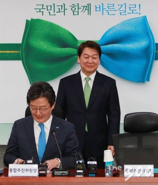 국민의당 안철수, 바른정당 유승민 대표가 1일 오후 서울 여의도 국회 의원회관에서 열린 통합추진위원회 2차 확대회의에 참석해 준비를 하고 있다. /사진=이동훈 기자