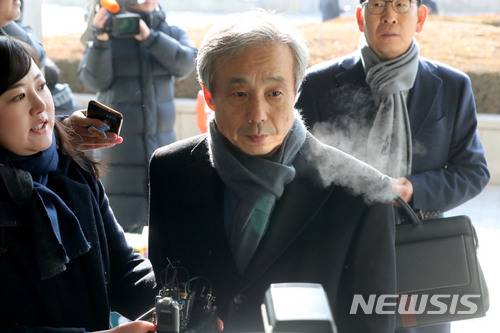 【서울=뉴시스】박진희 기자 = 이현동 전 국세청장이 지난 7일 서울중앙지검에 피의자 신분 조사를 받기 위해 출석하고 있다. 2018.02.07.pak7130@newsis.com