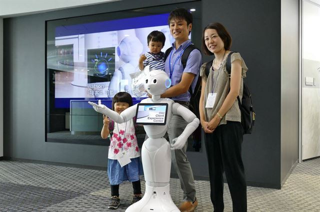 일본 소프트뱅크가 출시한 로봇 페퍼. IBM의 인공지능(AI) 플랫폼 왓슨이 탑재됐다. IBM 페이스북