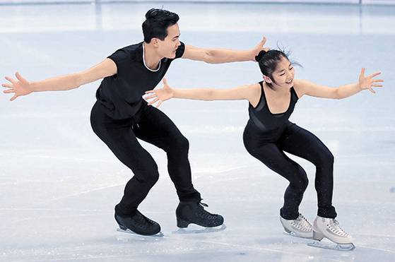 평창 겨울올림픽에 출전하는 북한 피겨스케이팅 페어의 김주식-염대옥 조가 4일 강릉 아이스 아레나 메인링크에서 호흡을 맞추고 있다. 한국에서는 김규은-감강찬 조가 출전한다. [연합뉴스]