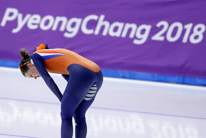 네덜란드의 이레인 뷔스트가 10일 강릉 스피드스케이팅오벌에서 열린 2018 평창 동계올림픽 스피드스케이팅 여자 3000m에서 결승선을 통과한 뒤 고개를 숙이며 실망하고 있다. 강릉 | AP연합뉴스