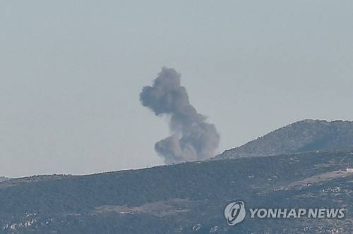 터키군의 공습 후 연기가 솟아오르는 시리아 아프린 [AFP=연합뉴스]