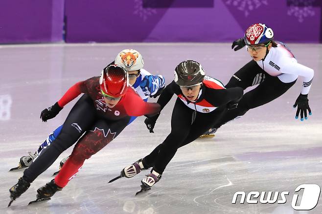 심석희가 10일 오후 강원도 강릉 아이스아레나에서 열린 2018 평창동계올림픽 쇼트트랙 스피드 스케이팅 여자 3000m 계주 예선 1조 경기에서 질주를 하고 있다. 2018.2.10/뉴스1 © News1 임세영 기자