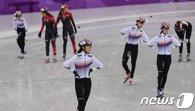 쇼트트랙 여자 대표팀 선수들이 10일 오후 강원도 강릉 아이스아레나에서 열린 2018 평창동계올림픽 쇼트트랙 스피드 스케이팅 여자 3000m 계주 예선 1조 경기를 마치고 힘들어하고 있다. 2018.2.10/뉴스1 © News1 임세영 기자