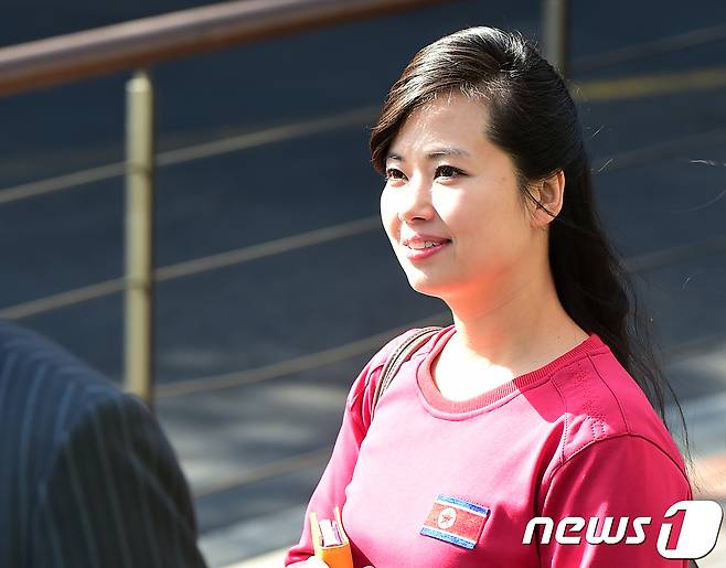 현송월 삼지연 관현악단 단장이 11일 오후 서울 광진구 워커힐호텔에서 공연을 위해 국립극장으로 이동하고 있다. 2018.2.11/뉴스1 © News1 황기선 기자