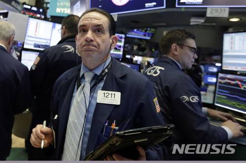 【뉴욕=AP/뉴시스】미국 뉴욕 증권거래소에서 5일(현지시간) 한 거래인이 굳은 표정으로 시황판을 바라보고 있다. 이날 뉴욕 증시는 금리 인상 속도 등에 대한 우려감으로 폭락했다. 2018.2.6
