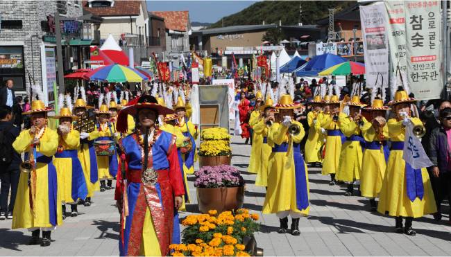 2017년 10월 21일 조선 건국 설화를 바탕으로 이성계의 군대 행렬이 승전을 알리는 취타대를 시작으로 장군을 호위하는 무사단, 신인, 선녀와 금척무 공연 등이 재구성돼 전북 진안군 홍삼축제장에서 재현됐다. [진안군제공]